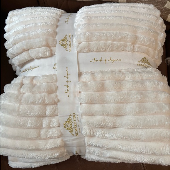 BLANKET Luxurious Ribbed Faux Fur Blanket King Size - Picture 2 of 3